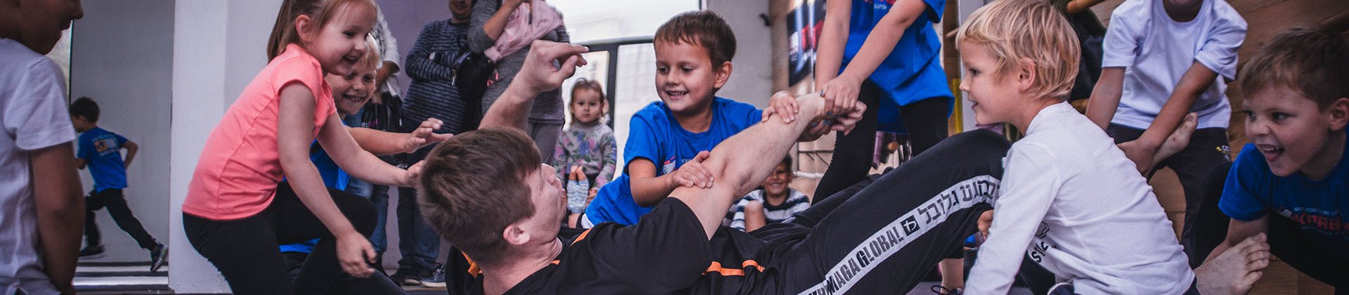 Enfants participant avec enthousiasme à un cours Krav Junior KMG