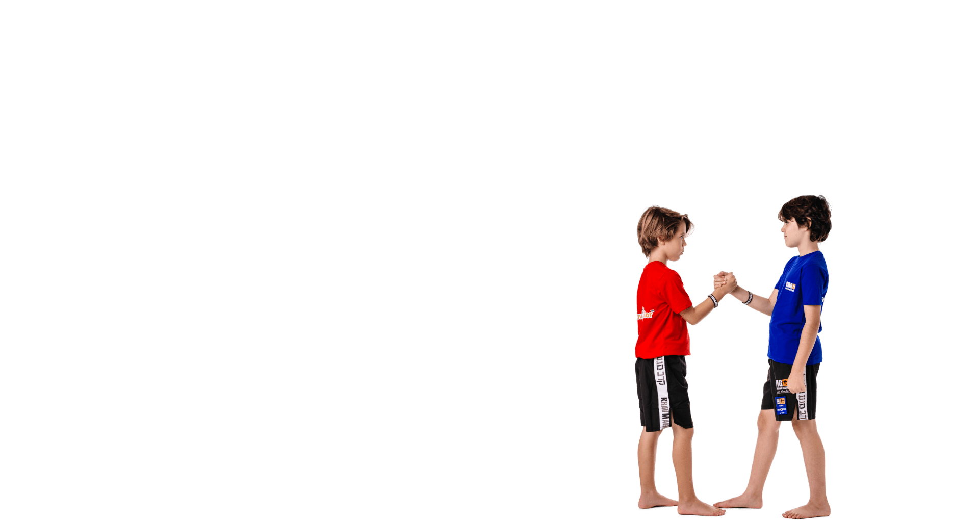 Deux jeunes pratiquants KMG se saluent